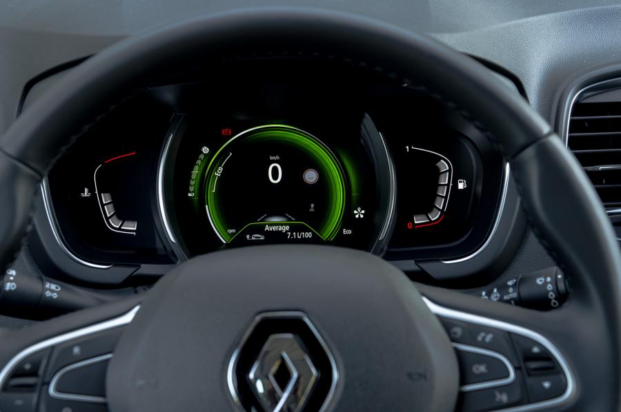 Панель приборов Renault Scenic Hybrid Assist 2016 года  (фото 2 из 10)